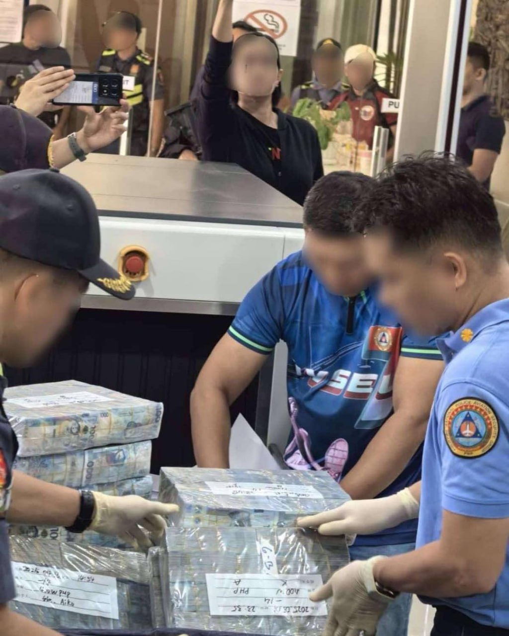 筷子头条-【重磅突发】宿务机场截获4.4亿巨额现金，疑涉郭某绑架案洗钱链！11人被捕